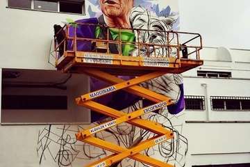 La alcaldesa Carmen Hernández supervisó ayer los trabajos del muralista Matías Mata (Foto TA)