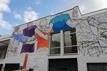 La alcaldesa Carmen Hernández supervisó ayer los trabajos del muralista Matías Mata (Foto TA)
