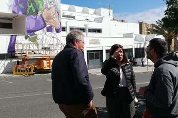 La alcaldesa Carmen Hernández supervisó ayer los trabajos del muralista Matías Mata (Foto TA)