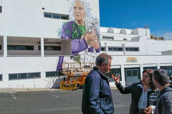 La alcaldesa Carmen Hernández supervisó ayer los trabajos del muralista Matías Mata (Foto TA)
