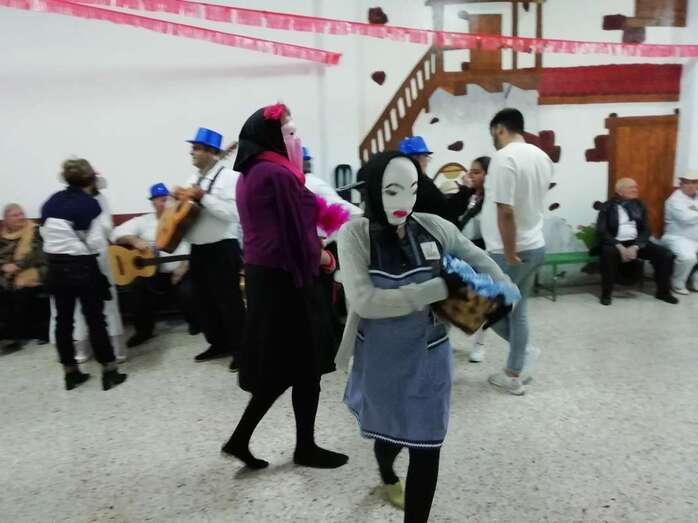 Mascaritas bailando en el baile (Foto TA)