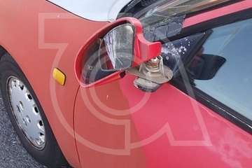 Destrozos causados a un vehículo de un vecino que ha denunciado el ruido originado por la batucada de jóvenes que ensaya en Las Remudas al aire libre, cerca de viviendas (Foto TA)