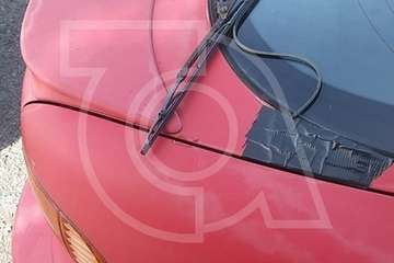 Destrozos causados a un vehículo de un vecino que ha denunciado el ruido originado por la batucada de jóvenes que ensaya en Las Remudas al aire libre, cerca de viviendas (Foto TA)