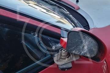 Destrozos causados a un vehículo de un vecino que ha denunciado el ruido originado por la batucada de jóvenes que ensaya en Las Remudas al aire libre, cerca de viviendas (Foto TA)