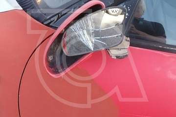 Destrozos causados a un vehículo de un vecino que ha denunciado el ruido originado por la batucada de jóvenes que ensaya en Las Remudas al aire libre, cerca de viviendas (Foto TA)