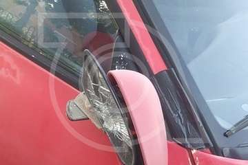 Destrozos causados a un vehículo de un vecino que ha denunciado el ruido originado por la batucada de jóvenes que ensaya en Las Remudas al aire libre, cerca de viviendas (Foto TA)