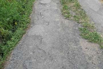 El Cubillo implora por la conexión a la red de saneamiento y el asfaltado de su acceso (Foto TA)