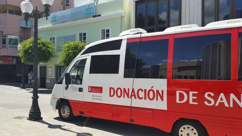 Unidad móvil del ICHH en el entorno de la plaza de Los Llanos (Foto TA)