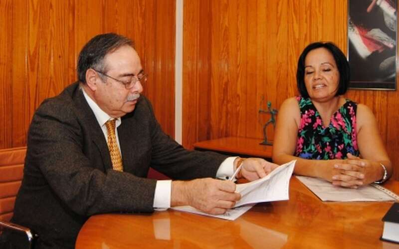 Domingo Berriel, coordinador del proceso, y la dirigente vecinal Margarita Alonso, en una reunión de archivo (Foto TA)