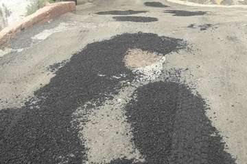 Malestar en La Solana por el mal acabado del rebacheo de la calle de Roble (Foto TA)