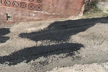 Malestar en La Solana por el mal acabado del rebacheo de la calle de Roble (Foto TA)