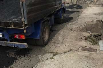 Malestar en La Solana por el mal acabado del rebacheo de la calle de Roble (Foto TA)