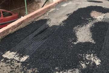 Malestar en La Solana por el mal acabado del rebacheo de la calle de Roble (Foto TA)