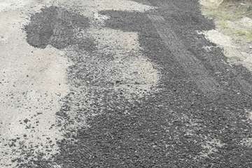 Malestar en La Solana por el mal acabado del rebacheo de la calle de Roble (Foto TA)