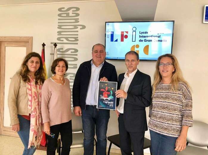 El edil Juan Martel, este martes con la dirección del Liceo Francés de Taliarte (Foto TA)