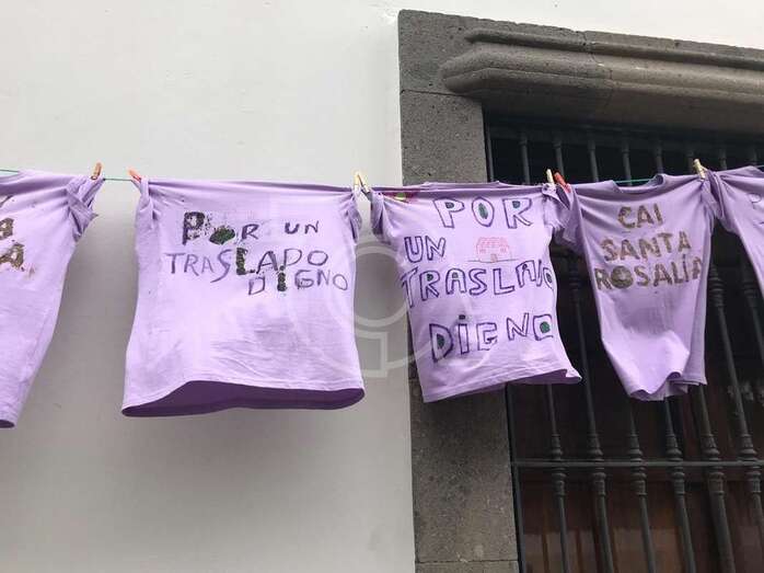 Camisetas con mensajes alusivos a un traslado digno colgadas en la fachada del CAI Santa Rosalía (Foto TA)