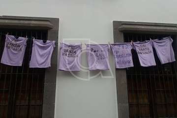 El personal del Santa Rosalía cuelga su protesta en la fachada del inmueble de San Juan (Foto TA)