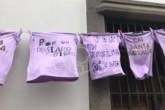 El personal del Santa Rosalía cuelga su protesta en la fachada del inmueble de San Juan (Foto TA)