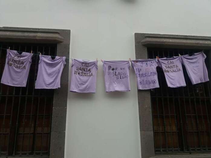 Camisetas colgadas por los trabajadores de las ventanas que dan a la fachada principal del edificio que aún alberga el Hogar Santa Rosalía (Foto TA)