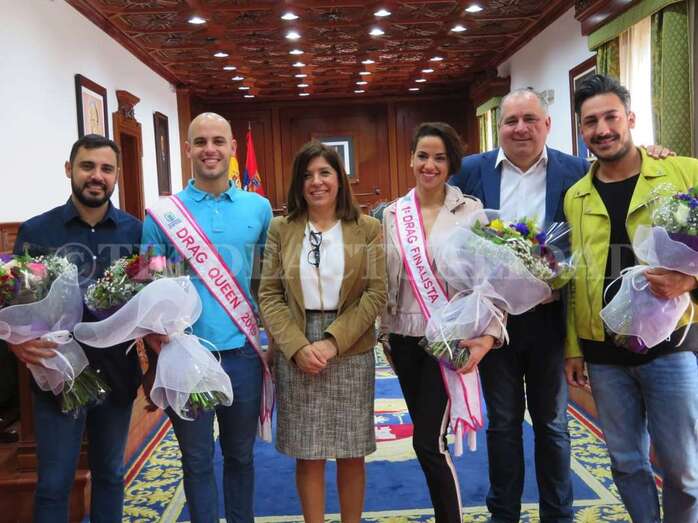 Los drags y diseñadores premiados, junto a la alcaldesa Carmen Hernández y al concejal Juan Martel (Foto TA)
