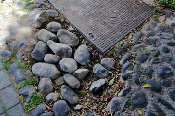 Hoyo en el empedrado antiguo de San Francisco (Foto TA)