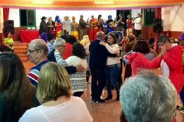 Festejos reconoce a las parrandas que colaboran con los bailes tradicionales de los barrios (Foto TA)