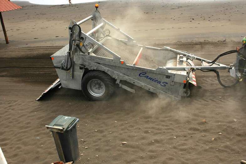 Imagen de archivo de labores de limpieza en Melenara (Foto TA)