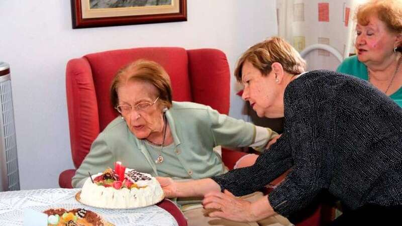 Carmensita Álvarez soplando este martes las velas (Foto C/)