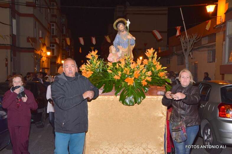 Imagen de archivo de una procesión religiosa en Las Longueras (Foto Antonio Alí)