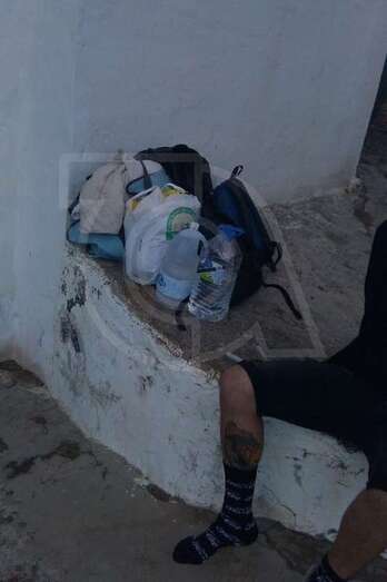 El joven con sus pocas pertenencias en un callejón de la subida al Valle de los Nueve (Foto TA)