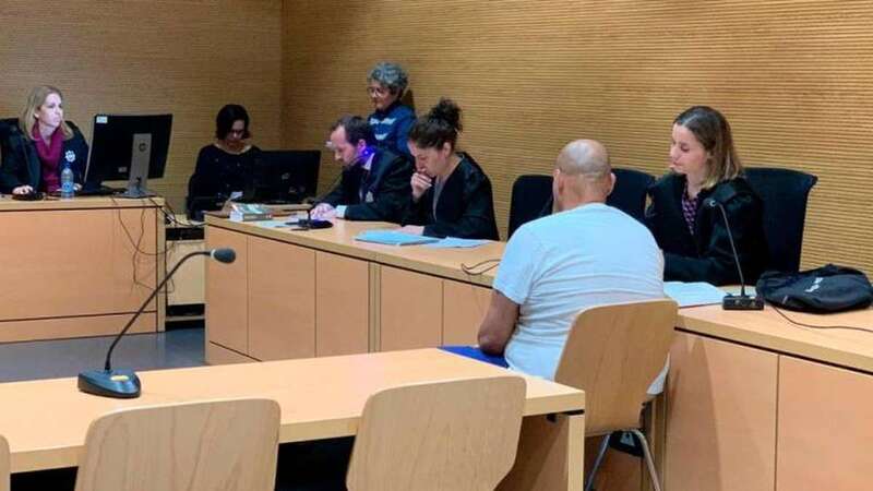 En la imagen y de espaldas, el acusado Víctor de Alejandro Suárez conversa con su abogada, Mercedes Medina, durante la vista de ayer (Foto C7)