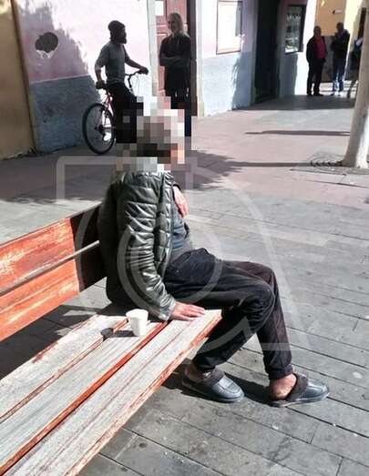 El indigente sentado en un banco de la calle peatonal de la ZCA de Los Llanos (Foto TA)