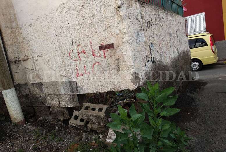 El muro presenta un oquedad preocupante en su base (Foto TA)