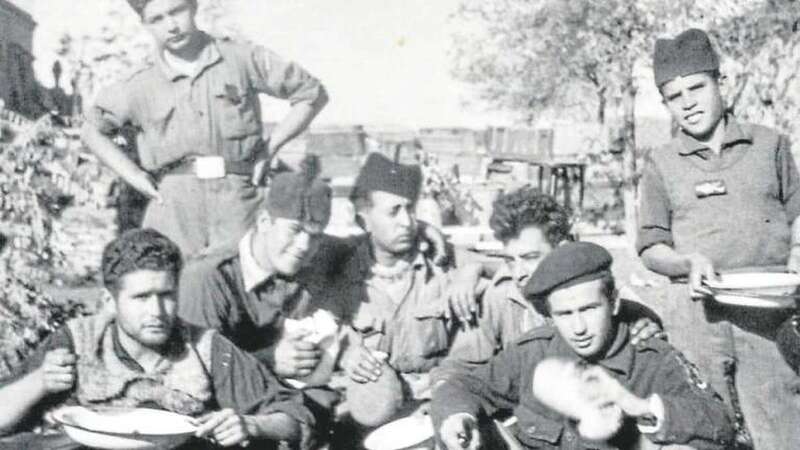 Foto tomada durante la guerra. Lucas Arencibia es el primero de la derecha, sentado (Foto de la familia Arencibia)