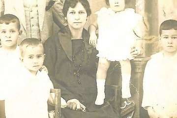 Foto de la familia Arencibia Gil. Están los padres, los tres hermanos que más tarde irían a la guerra y otra hermana (Foto familia Arencibia)
