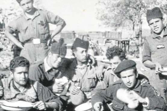 Foto tomada durante la guerra. Lucas Arencibia es el primero de la derecha, sentado (Foto familia Arencibia)