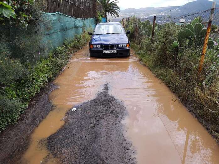 El camino lleno de grandes charcos de agua (Foto TA)