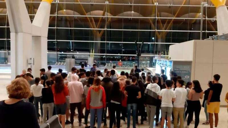 Imagen de los estudiantes y profesores del IES El Calero esperando por la salida de su vuelo a Gran Canaria (Foto Canarias7)