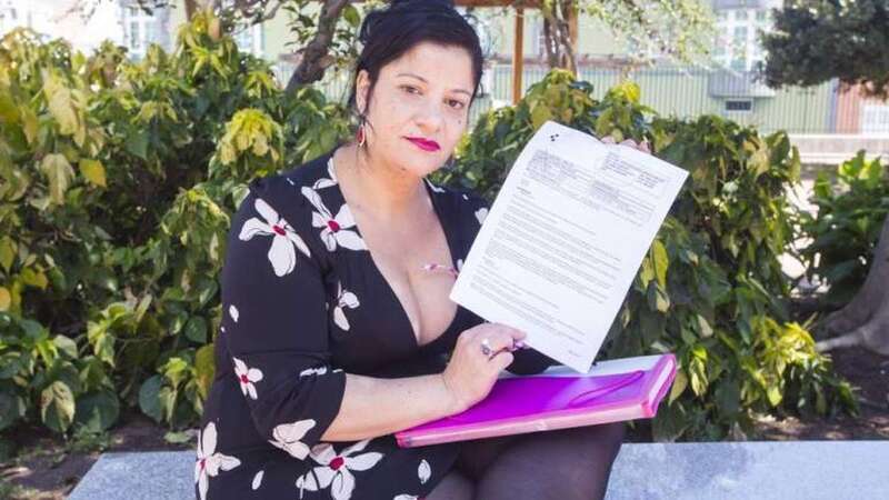 Liduvina Benítez, en el parque de Valle de los Nueve alto, con los resultados de la resonancia magnética que el Servicio Canario de Salud le hizo en 2017 (Foto Borja Suárez/C7)
