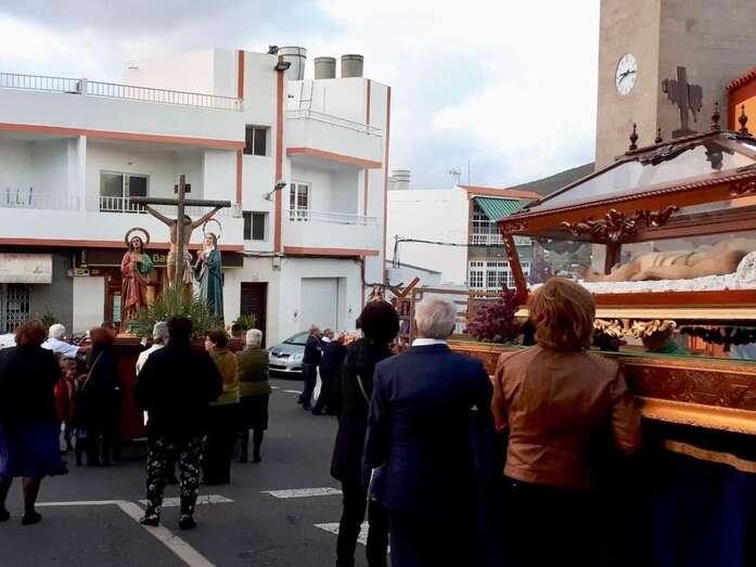 Momento de la procesión de ayer por la tarde-noche en Lomo Magullo (Foto TA)