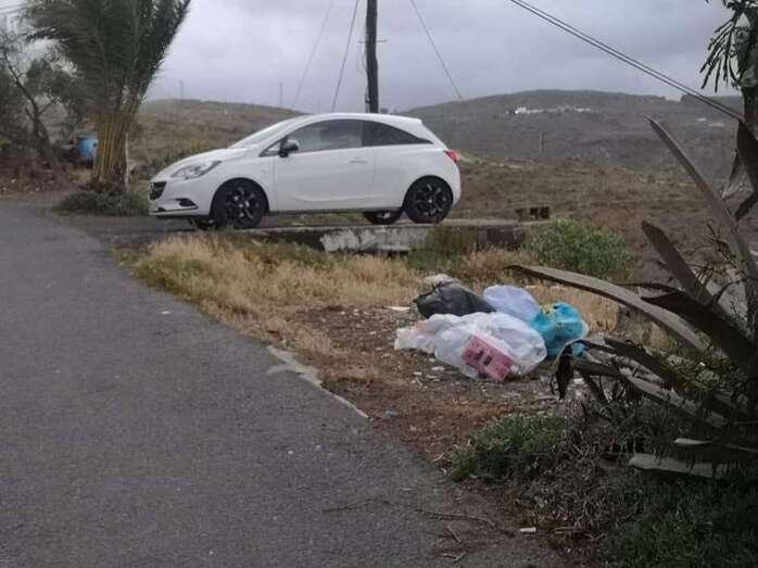 Los vecinos siguen depositando las bolsas de basura en el lugar donde estaban los contenedores (Foto TA)
