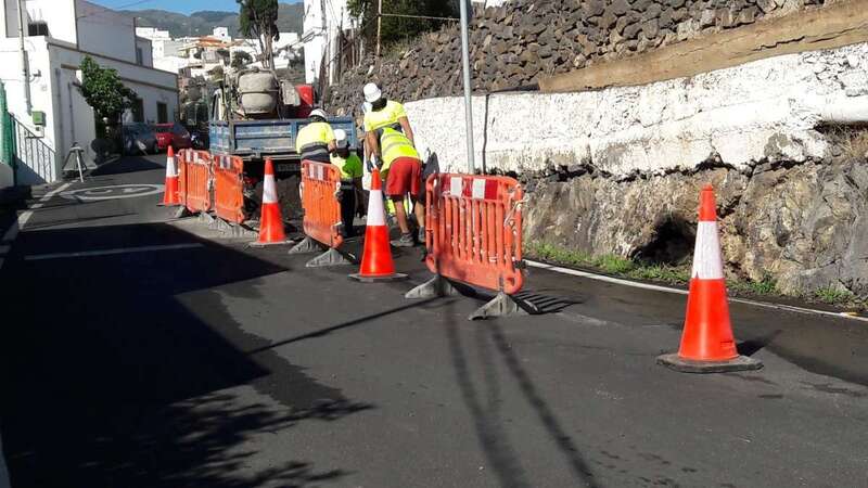 Obras de reparación en la tubería que surte de agua a Lomo Magullo (Foto TA)