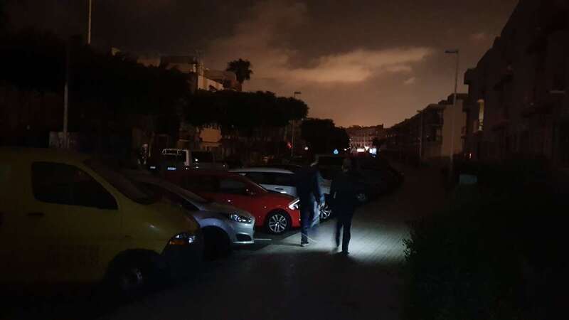 Dos jóvenes caminan por la acera de la Avenida de Américo Vespucio en Salinetas ayudados de una linterna ante el apagón general (Foto TA)