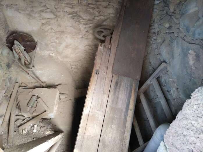 Imagen del hueco al que se puede acceder desde la misma acera (Foto TA)