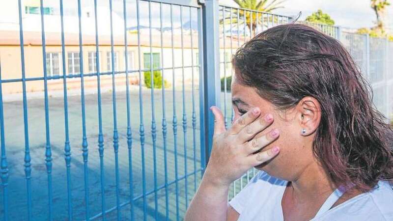 En la imagen, Yaiza secándose las lágrimas. Al fondo, el centro de Alzhéimer, en el antiguo colegio María Suárez de Fiol (Borja Suárez/C7)