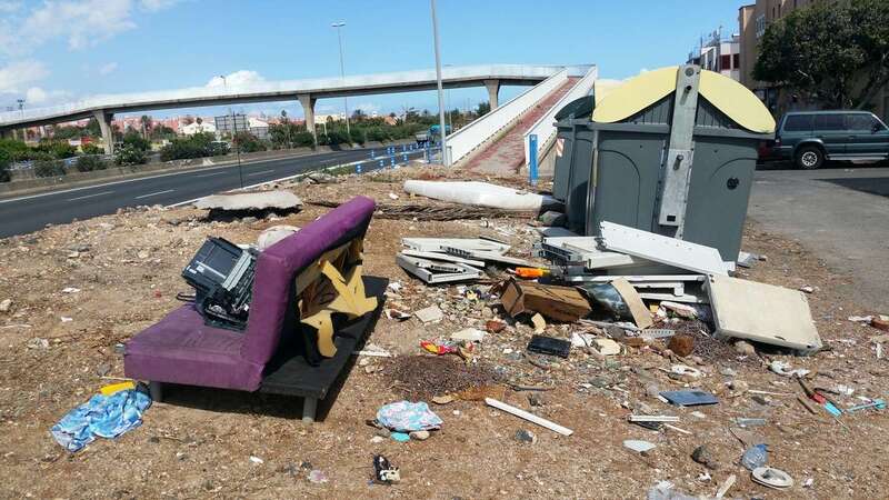Imagen de la basura acumulada junto a los recipientes (Foto TA)
