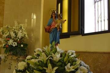 Talla pequeña de María Auxiliadora que participará en la procesión del Rosario de la Aurora con una ornamentación floral a cargo de Segundo Amador (Foto Francisco Javier Santana)