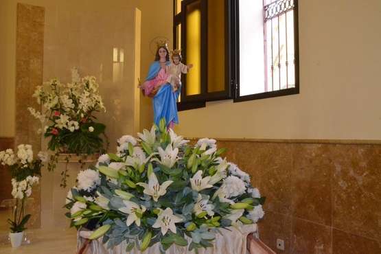 Talla pequeña de María Auxiliadora que participará en la procesión del Rosario de la Aurora con una ornamentación floral a cargo de Segundo Amador (Foto Francisco Javier Santana)
