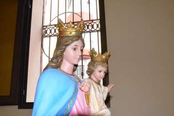 Talla pequeña de María Auxiliadora que participará en la procesión del Rosario de la Aurora con una ornamentación floral a cargo de Segundo Amador (Foto Francisco Javier Santana)