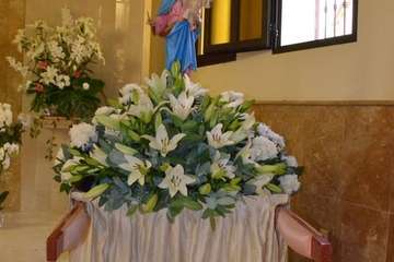 Talla pequeña de María Auxiliadora que participará en la procesión del Rosario de la Aurora con una ornamentación floral a cargo de Segundo Amador (Foto Francisco Javier Santana)